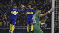 Boca Juniors' forward Dario Benedetto (L) celebrates with teammate midfielder Guillermo Fernandez (C) after scoring a goal against Tigre during their Argentine Professional Football League match at the "Bombonera" stadium in Buenos Aires on June 15, 2022. (Photo by JUAN MABROMATA / AFP)