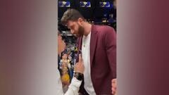 Jugador de la NBA daña el celular de un fan