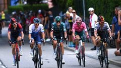 Geraint Thomas, Jakob Fuglsang, Aleksander Vlasov, Neilson Powless y Maximilian Schachmann compiten durante la quinta etapa de la Vuelta a Suiza