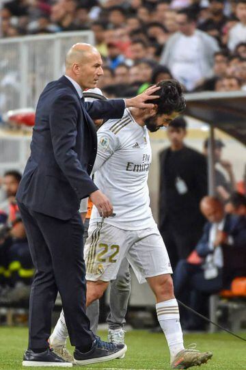 Real Madrid's French coach Zinedine Zidane subs out Isco.
