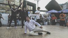 El alcalde de Vigo, Abel Caballero, bailando breaking en el suelo con varios bboys alzando los brazos al fondo. En el Puerto de Vigo, el s&aacute;bado 13 de agosto del 2022. 