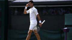 Novak Djokovic reacciona durante su partido ante Denis Kudla en tercera ronda de Wimbledon.