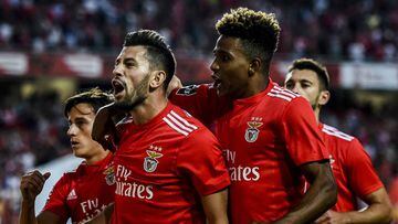 Benfica&#039;s midfielder Pizzi Fernandes (2L) celebrates a goal with teammates during the Portuguese league football match between SL Benfica and Vitoria Guimaraes SC at the Luz stadium in Lisbon on August 10, 2018. (Photo by PATRICIA DE MELO MOREIRA / A