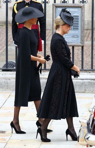 Sofía de Wessex y Meghan Markle, duquesa de Sussex, caminan frente a la Abadía de Westminster.