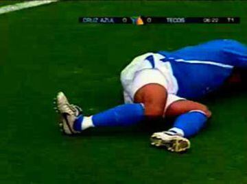 Terrible captura de la fractura de tobillo de  Edgar Andrade, del Cruz Azul.  