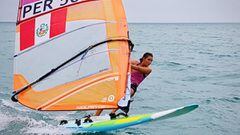 Mar&iacute;a Bel&eacute;n Bazo, windsurfista peruana clasificada para Tokio 2020.