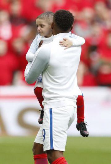 England's Jermain Defoe carries mascot Bradley Lowery.