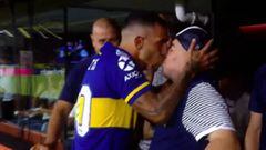 &iexcl;Imagen para la historia! El beso entre Tevez y Maradona