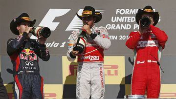McLaren Formula One driver Lewis Hamilton of Britain, Red Bull Formula One driver Sebastian Vettel (L) of Germany and Ferrari Formula One driver Fernando Alonso of Spain drink champagne during the podium ceremony after the U.S. F1 Grand Prix at the Circuit of the Americas in Austin, Texas November 18, 2012. Hamilton won the U.S. Grand Prix on Sunday while championship leader Vettel failed to clinch his third consecutive drivers&#039; title on his 100th career start. Alonso came in third.    REUTERS/Adrees Latif (UNITED STATES  - Tags: SPORT MOTORSPORT SPORT MOTORSPORT F1)  