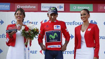 GRA309. COL D&#039;AUBISQUE (FRANCIA), 03/09/2016.- El ciclista colombiano del equipo Movistar y l&iacute;der de la vuelta, Nairo Quintana, en el podio con el mallot rojo durante la decimocuarta etapa de la Vuelta Ciclista a Espa&ntilde;a 2016, disputada 