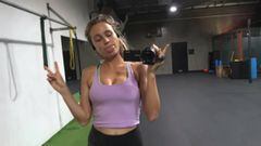 La surfista hawaiana Alana Blanchard se graba para su v&iacute;deo en YouTube en el que muestra sus ejercicios en el gimnasio y su dieta (vegana).
