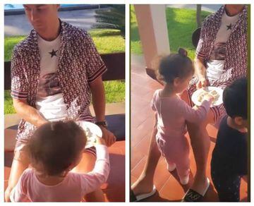 La pequeña Alana Martina acepta la comida que le ofrece Cristiano Ronaldo.
