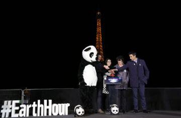 El acto para apagar las luces de la Torre Eiffel durante la Hora del Planeta