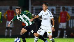 BUENOS AIRES, ARGENTINA - APRIL 05: Agustin Urzi of Banfield fights for the ball with Marcos Guilherme of Santos  during a match between Banfield and Santos as part of Copa CONMEBOL Sudamericana 2022 at Florencio Sola Stadium on April 5, 2022 in Buenos Aires, Argentina. (Photo by Rodrigo Valle/Getty Images)