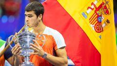 El tenista español Carlos Alcaraz besa el trofeo de campeón del US Open 2022.