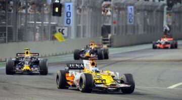 Vuelve a Renault tras un polémico 2007 en McLaren. En la imagen en Singapur durante el primer GP nocturno de la historia, donde conseguiría la victoria tras salir en el puesto 15º.
