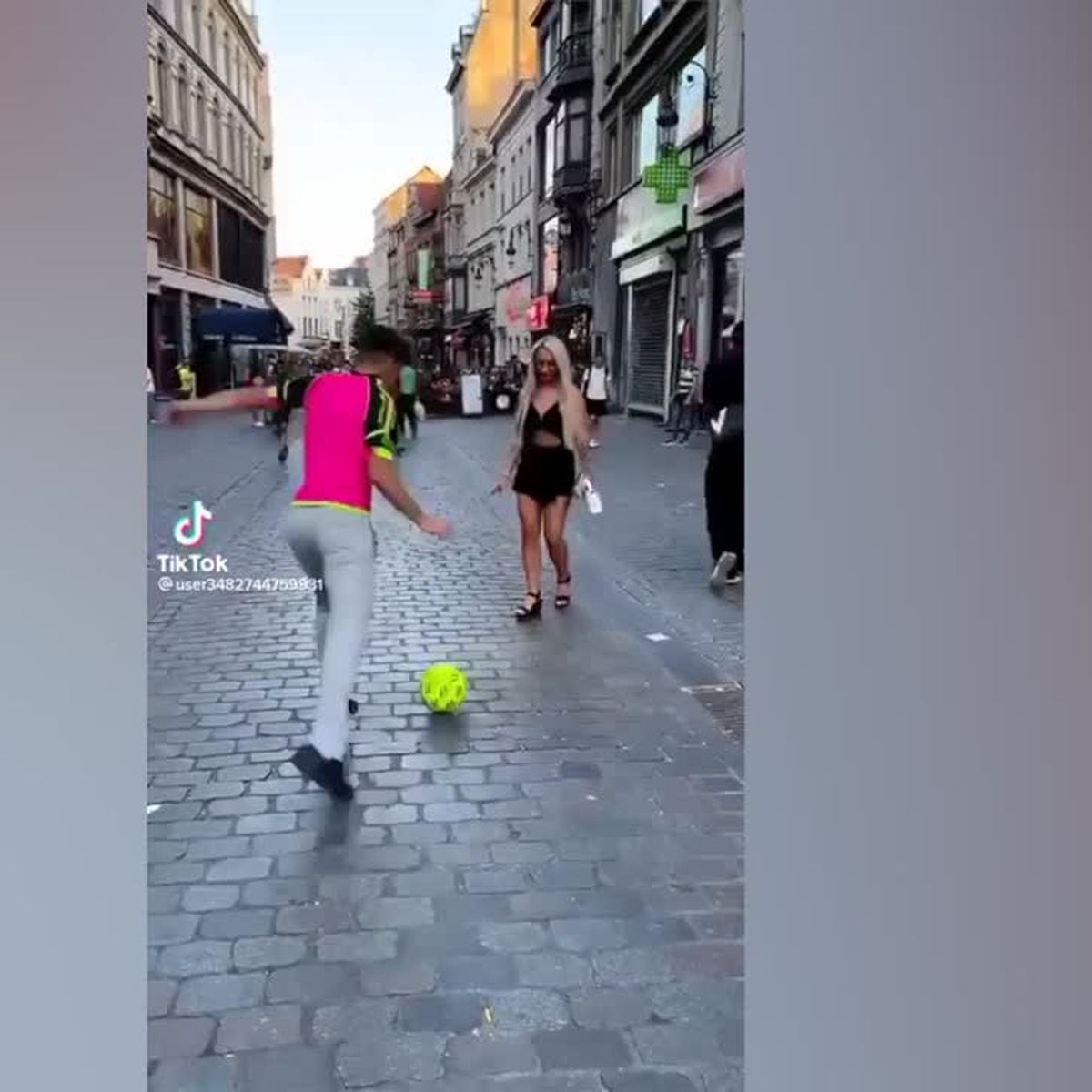 La mujer capaz de encestar balones de fútbol americano que es viral en  TikTok
