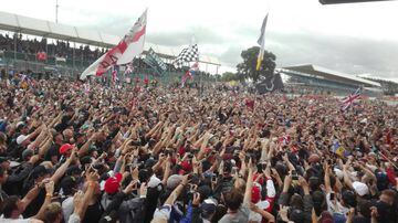 Lewis Hamilton celebra la victoria rodeado de aficionados.