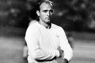 Don Alfredo llegó a los 35 años, en 1961, jugando para el Real Madrid, club del que es leyenda. Como vikingo estuvo hasta 1964, cuando pasó al Espanyol.