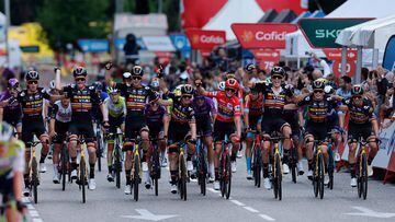 Sepp Kuss, Jonas Vingegaard, Primoz Roglic y el resto de integrantes del Jumbo-Visma cruzan la línea de meta en Madrid como ganadores de la Vuelta a España 2023.