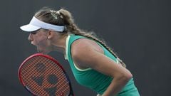 Alina Korneea celebra un punto en su partido contra Sara Sorribes en el Open de Australia.