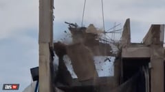 A video recorded by Dani Pardo caught the scary moment in which a piece of construction collapsed and hit a crane. Fortunately, there were no injuries.