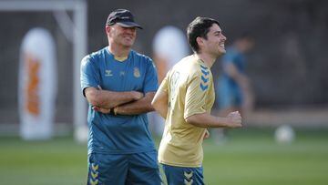 Pepe Mel y Sergio Ruiz, entrenador y ex jugador de Las Palmas, durante una sesi&oacute;n de entrenamiento.