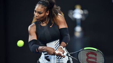 Serena Williams devuelve una bola ante su hermana Venus Williams durante la final del Open de Australia 2017.