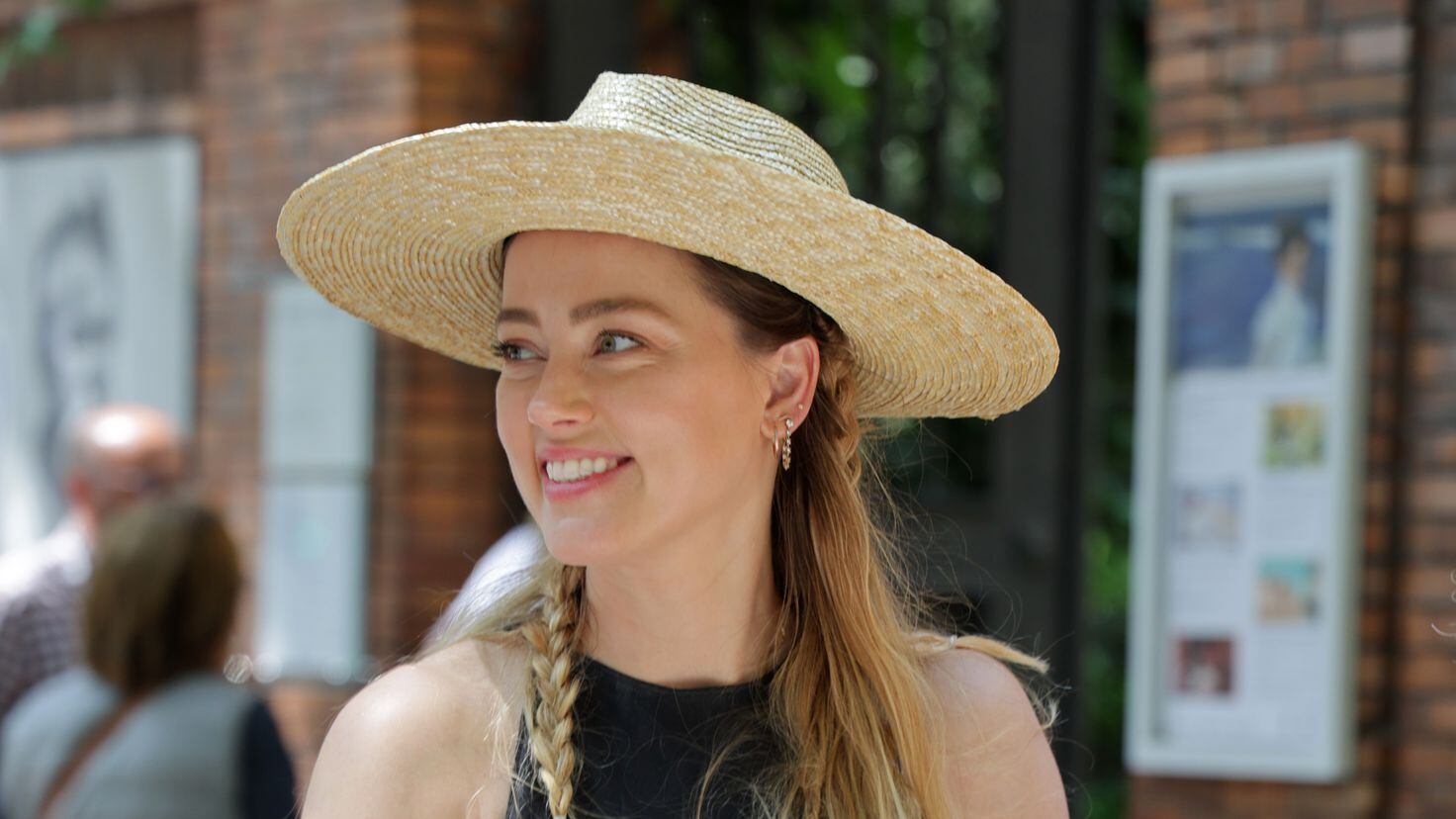 Amber Heard continúa firmando autógrafos para los fanáticos mientras se adapta a la vida en España