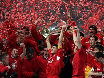 Liverpool's captain Steven Gerrard holds the trophy in front of his team mates covered by confetti after winning the Champions League final soccer match against AC Milan at the Ataturk Olympic stadium in Istanbul May 25, 2005. Liverpool made European soccer history by coming from 3-0 down to beat favourites AC Milan 3-2 on penalties in an astonishing Champions League final that had finished 3-3 after extra time on Wednesday. REUTERS/Kai Pfaffenbach PICTURES OF THE YEAR 2005