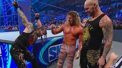 Dolph Ziggler y King Corbin atacan a Roman Reigns en SmackDown.
