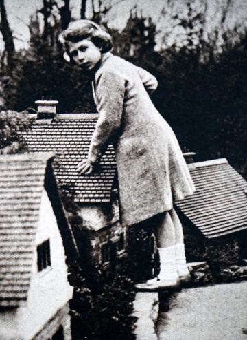 Isabel juega en Bekonscot, un pueblo modelo de la Inglaterra de los años 20 del siglo pasado en miniatura. 