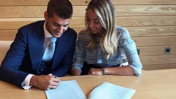 Álvaro Morata firmando su contrato con el Chelsea con su mujer, Alice Campello