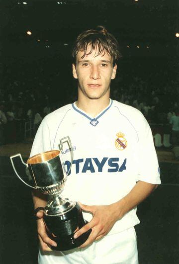 Futbolista formado en la cantera del Real Madrid, disputó cuatro temporadas en su primer equipo. En el 2000 fue traspasado al Barcelona por alrededor de 20 m€.