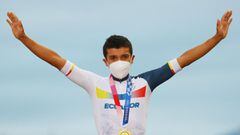El ciclista ecuatoriano Richard Carapaz posa con la medalla de oro en la prueba de fondo de ciclismo en ruta de los Juegos Olímpicos de Tokio 2020.