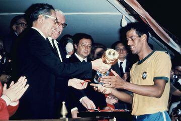Carlos Alberto, capitán de Brasil, recibiendo la Copa del Mundo de las manos del entonces presidente de México, Gustavo Díaz Ordaz.