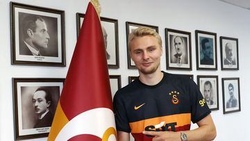 Victor Nelsson posa con los colores del Galatasaray. GSK