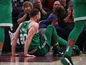 El alero Gordon Hayward, que debutaba con los Celtics de Boston, sufrió una grave lesión al fracturarse el tobillo izquierdo al caer mal tras una entrada a canasta a los cinco minutos de empezar el partido inaugural de la temporada de la NBA 2017/18.