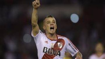 Andres D&#039;Alessandro celebra un gol durante el partido de Copa Libertadores entre River Plate y Trujillanos disputado en el estadio Monumental de Buenos Aires.