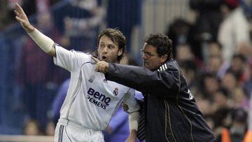 Antonio Cassano, en su etapa en el Real Madrid, recibe instrucciones de Fabio Capello en un derbi contra el Atl&eacute;tico en el Vicente Calder&oacute;n.