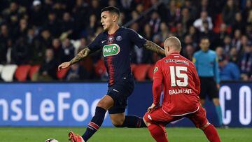 Paris Saint-Germain&#039;s Argentine midfielder Leandro Paredes (L) vies for the ball with Dijon&#039;s French midfielder Florent Balmont during the French Cup quarter-final football match between Paris Saint-Germain (PSG) and Dijon (DFCO) at the Parc des Princes stadium in Paris on February 26, 2019. (Photo by Philippe LOPEZ / AFP)