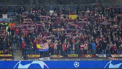 Aficionados del Atlético de Madrid en el Etihad Stadium.
