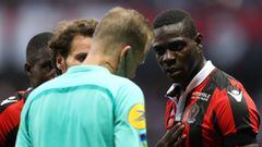 Nice&#039;s Italian forward Mario Balotelli (R) speaks with a referee after a red card during the French L1 football match between Nice (OGCN) and Lorient (FCL) at the Allianz Riviera stadium in Nice, southeastern France, on October 2, 2016. / AFP PHOTO /