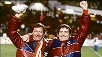Ferguson, a la izquierda, celebrando la Recopa de Europa de 1983 con el Aberdeen.