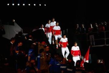 Suiza sale a la pista para la ceremonia oficial de la serie ante Francia en la final de Copa Davis.