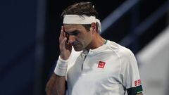 Roger Federer se lamenta durante su partido ante Nikoloz Basilashvili en el Qatar ExxonMobil Open en el Khalifa International Tennis and Squash Complex de Doha, Qatar.
