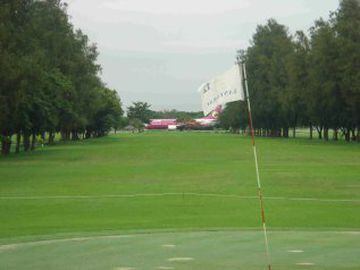 Este campo de golf de 18 hoyos está dividido por una pista de aterrizaje del Aeropuerto Internacional.