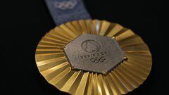 Fotografía de una medalla de oro de los Juegos Olímpicos de París 2024 con un trocito de hierro de la Torre Eiffel.
