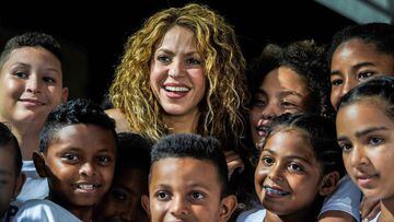 Colombian singer Shakira poses with children in Barranquilla, Colombia, during the groundbreaking ceremony for the construction a school supported by her foundation "Pies Descalzos" and the Barca Foundation. - Shakira will give a concert in Bogota on Nove