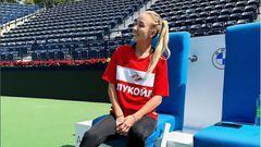 La tenista rusa Anastasia Potapova posa con una camiseta del Spartak de Moscú en el torneo de Dubai.